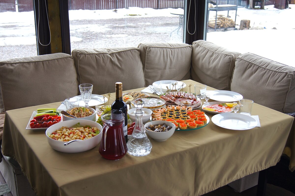 Как приготувала праздничный стол на маленькую компанию