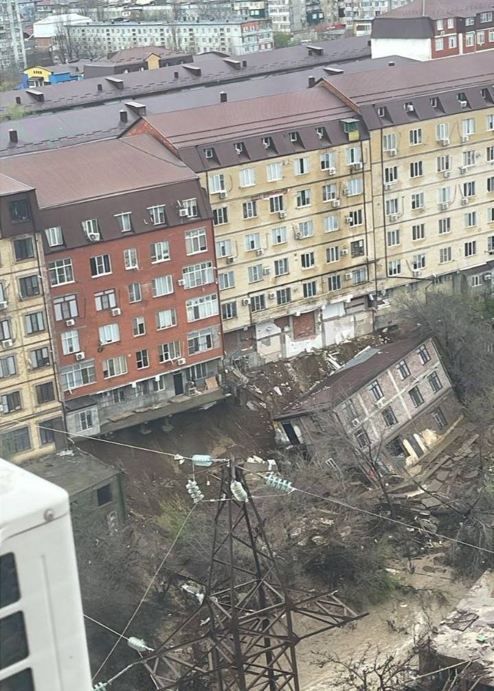 Многоквартирный дом обрушился в Махачкале