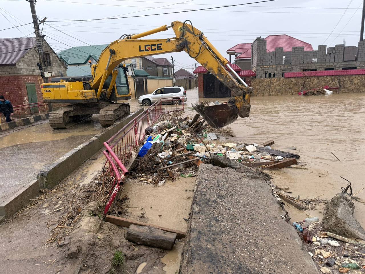Всю ночь специалисты держали ситуацию под контролем на самых проблемных участках рек Всю ночь специалисты держали ситуацию под контролем на самых проблемных участках рек