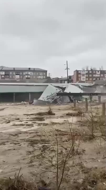 Из-за обильных осадков железные дороги в Республике Дагестан подтопило — движение закрыли, а рейсы перенесли, сообщила пресс-служба Северо-Кавказской железной дороги