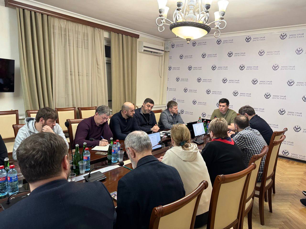 Министр строительства, архитектуры и жилищно-коммунального хозяйства РД Бахтияр Уллаев провел экстренное совещание в Министерстве строительства и жилищно-коммунального хозяйства Республики Дагестан