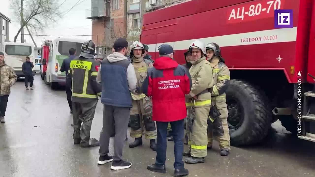 Угроза обрушения четырех многоквартирных домов сохраняется в Махачкале, из зданий эвакуировано около 300 человек, территория оцеплена, сообщили в администрации города