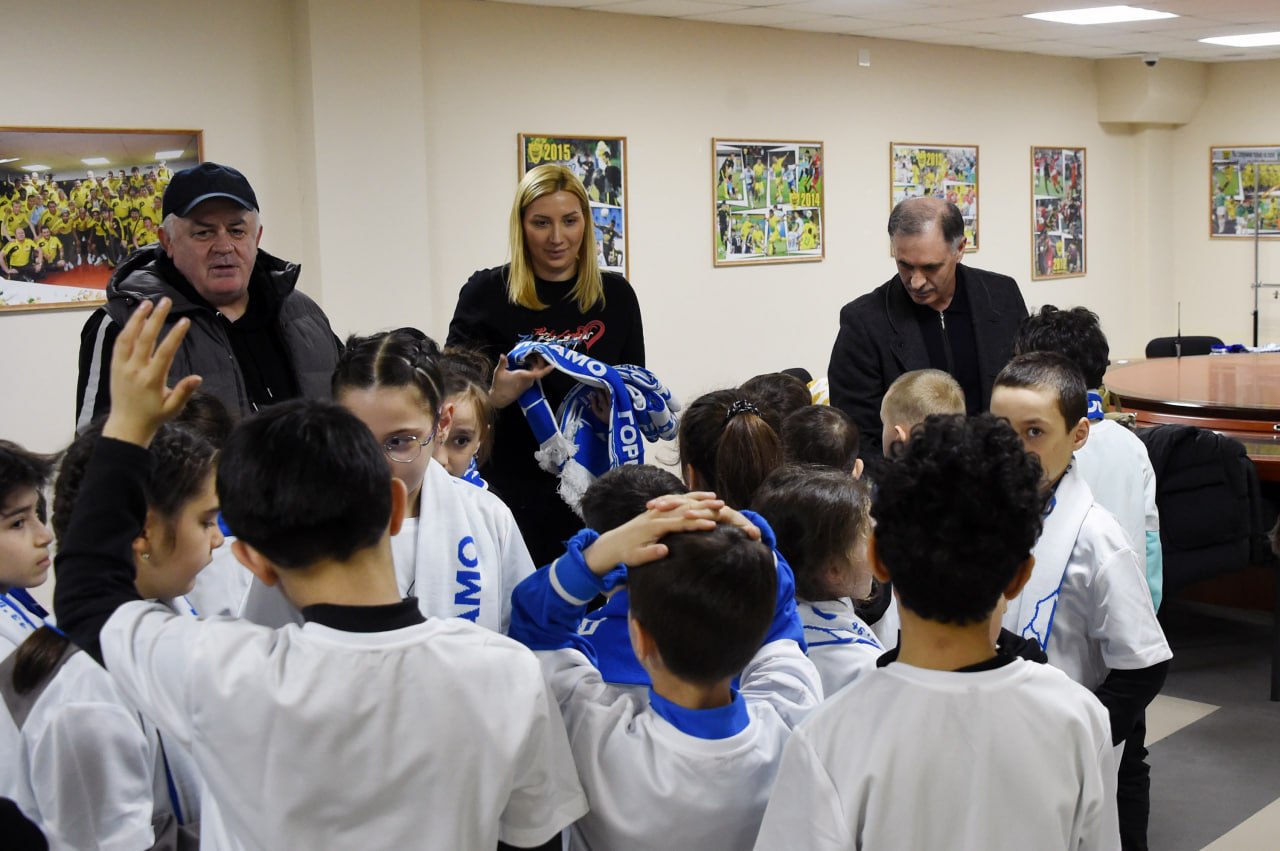 По инициативе Заура Аскендерова дети участников СВО открыли футбольный матч По инициативе Заура Аскендерова дети участников СВО открыли футбольный матч