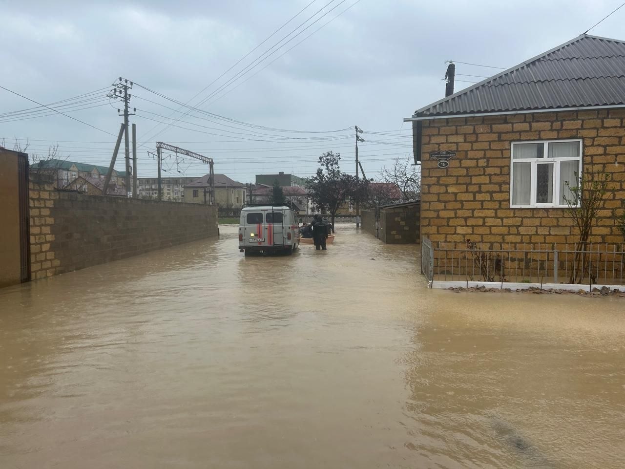 Работы по эвакуации с места затопления и оказанию помощи населению в Дербентском районе продолжаются Работы по эвакуации с места затопления и оказанию помощи населению в Дербентском районе продолжаются