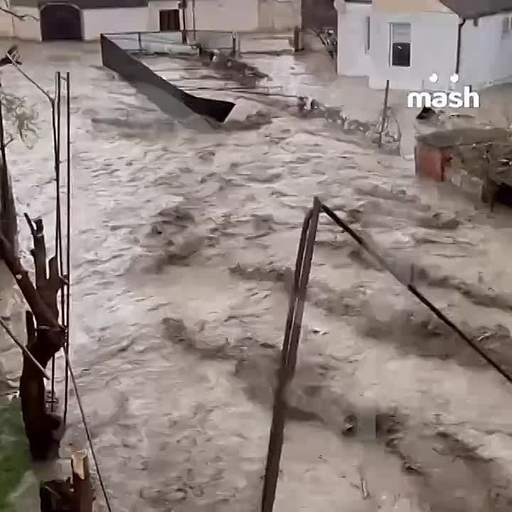 Поток воды смыл жилой дом в Дагестане, есть угроза обрушения семиэтажки