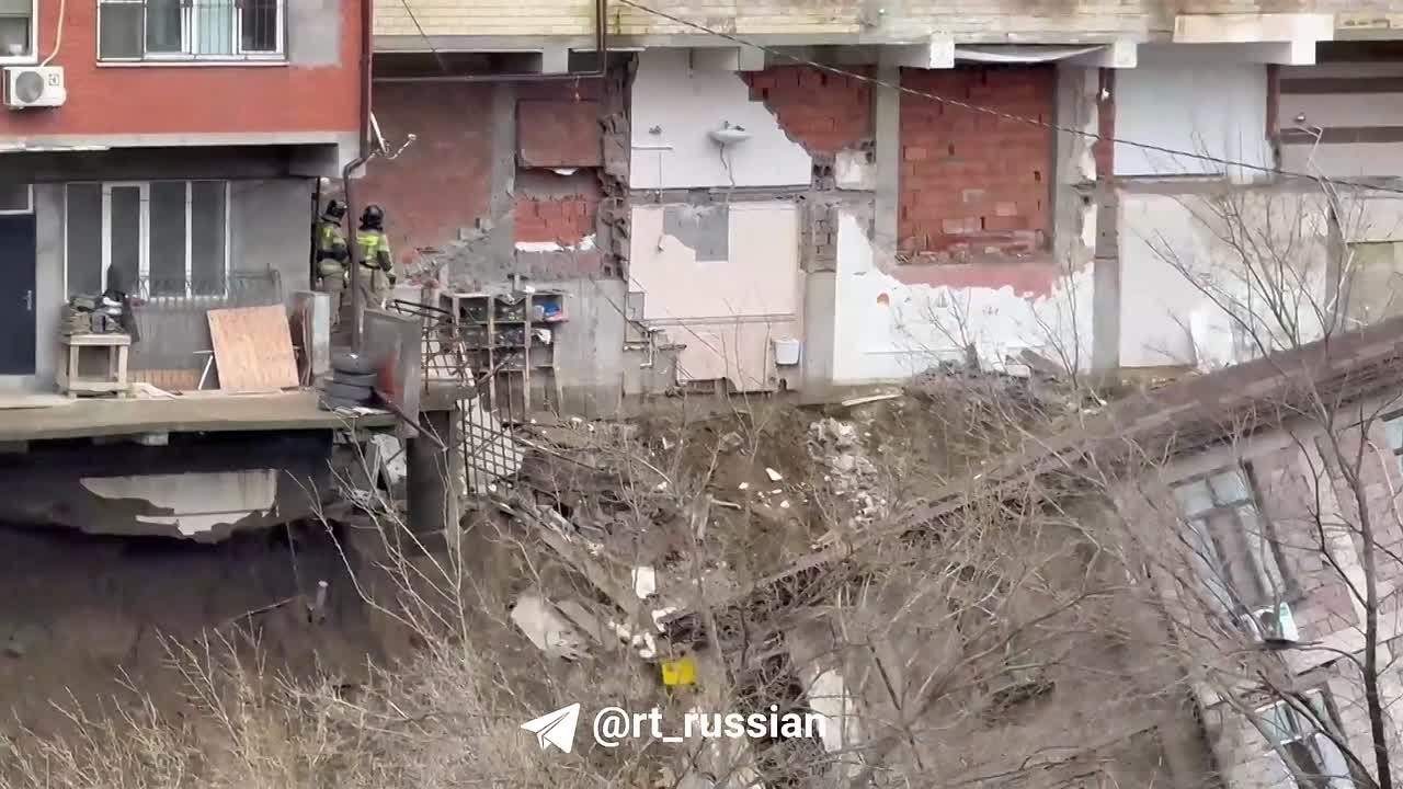 Внутри упавшего в Махачкале дома были люди