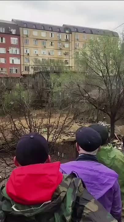 Многоквартирный дом рухнул в Махачкале из-за потопа