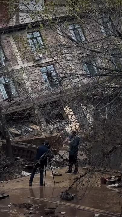 Наш корреспондент Джамиль Салимов и оператор Шуайб Абдурахманов на месте ЧП в Махачкале на Перова