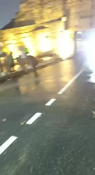 Коммунальные службы оперативно очищают селезащитные сооружения на улице Мамедбекова