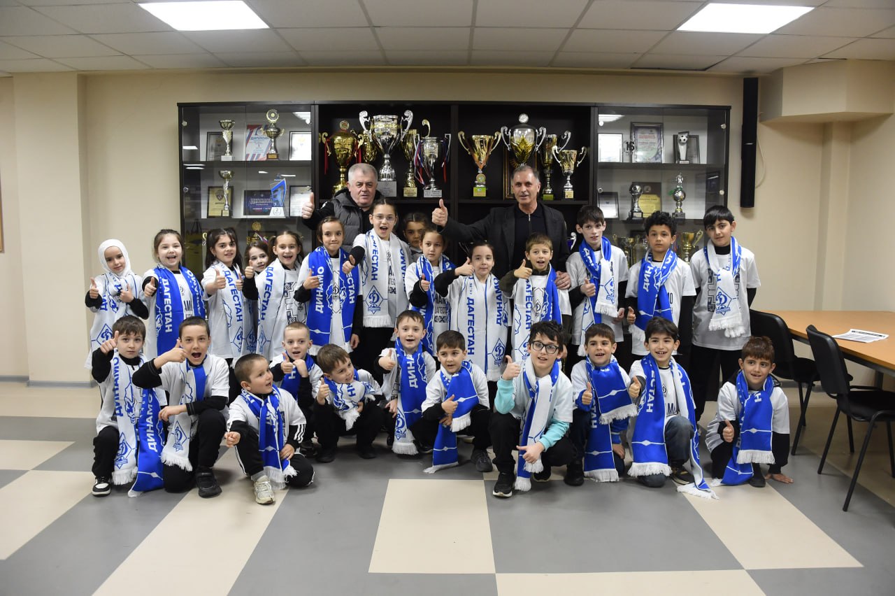 По инициативе Заура Аскендерова дети участников СВО открыли футбольный матч По инициативе Заура Аскендерова дети участников СВО открыли футбольный матч