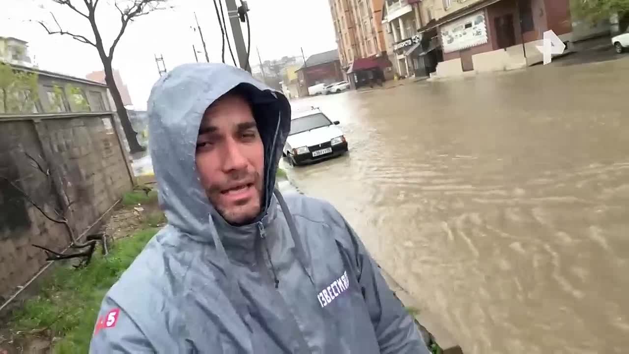 "Улицы больше похожи на реки": корреспондент РЕН ТВ Мурад Магомедов показал затопленные улицы Махачкалы