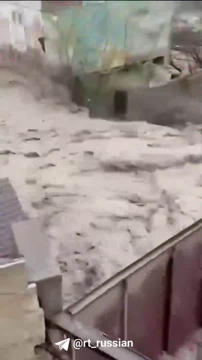 Мощные потоки воды продолжают заливать Дагестан