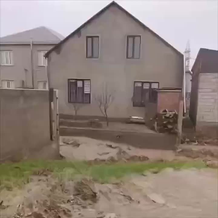 Новый потоп в Дагестане: после ночных ливней потоки грязной воды заливают улицы Махачкалы, Дербента и Дагестанских Огней