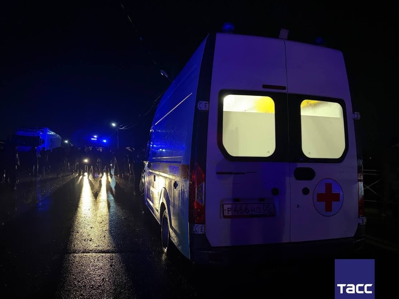 Медики не смогли сохранить жизнь девушке и ребенку, которых паводком смыло с дороги