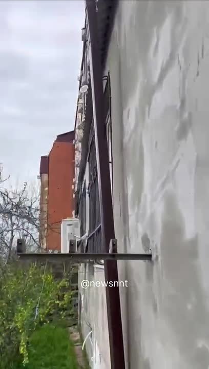 Корреспондент ННТ Хамза Нурмагомедов показывает трещину, которая образовалась под одним из домов на ул. Перова