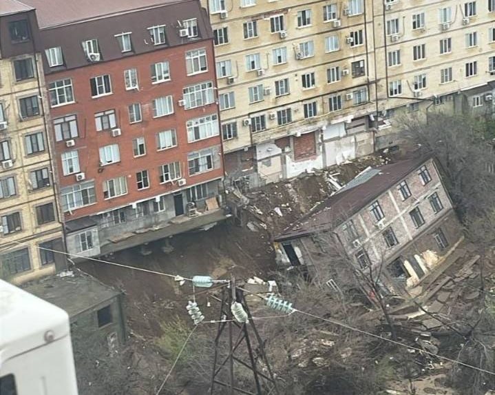 Многоэтажка в Махачкале проваливается под землю из-за подтопления