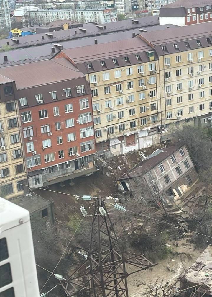 В Махачкале в результате сильного потопа обрушился многоэтажный дом: