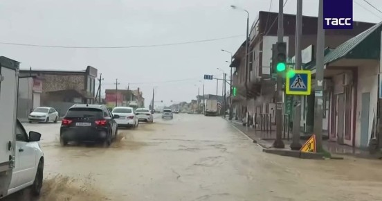 Обильные ливневые дожди в Дагестане стали причиной подтопления нескольких участков федеральной автомобильной дороги "Кавказ", передает корреспондент ТАСС