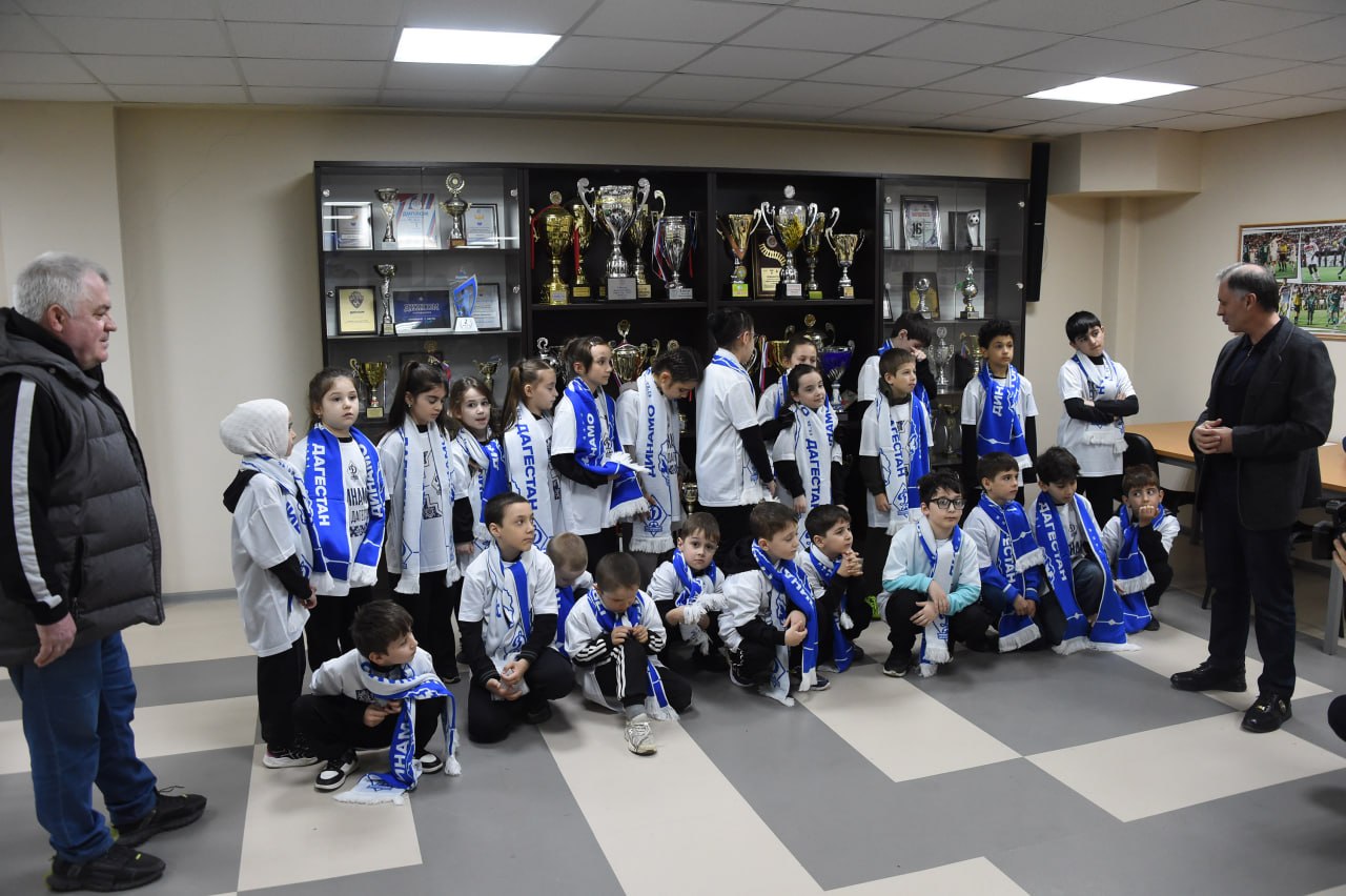 По инициативе Заура Аскендерова дети участников СВО открыли футбольный матч По инициативе Заура Аскендерова дети участников СВО открыли футбольный матч