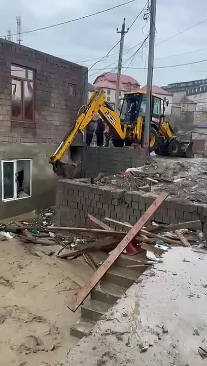 С раннего утра ведутся работы по расчистке русла реки Тарнаирка — на участках, где возникают заторы из-за множества строений, расположенных прямо на русле