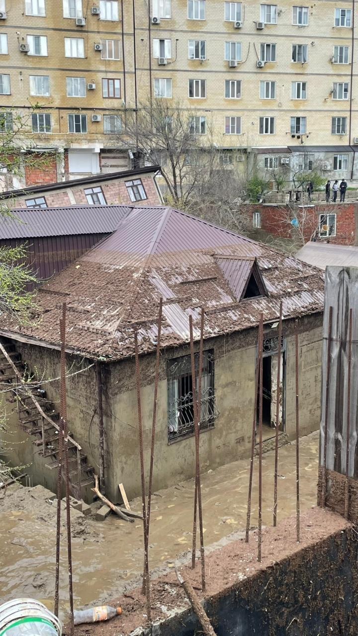 Спасатели МЧС России эвакуируют жителей многоквартирного дома в Махачкале Спасатели МЧС России эвакуируют жителей многоквартирного дома в Махачкале