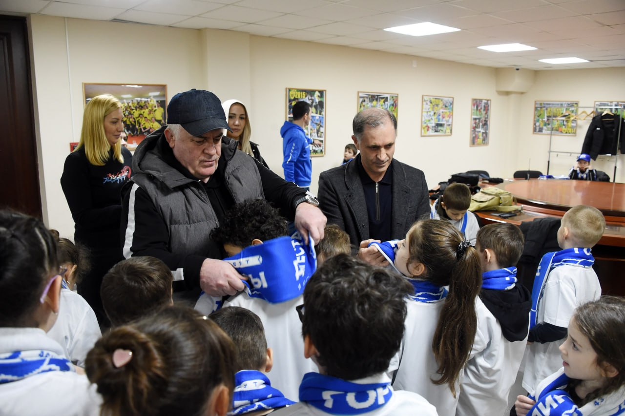 По инициативе Заура Аскендерова дети участников СВО открыли футбольный матч По инициативе Заура Аскендерова дети участников СВО открыли футбольный матч