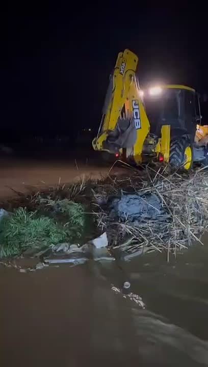 Во время сильного дождя минувшей ночью сотрудники коммунальных служб Дербента вели мониторинг состояния улиц и ливневой системы города