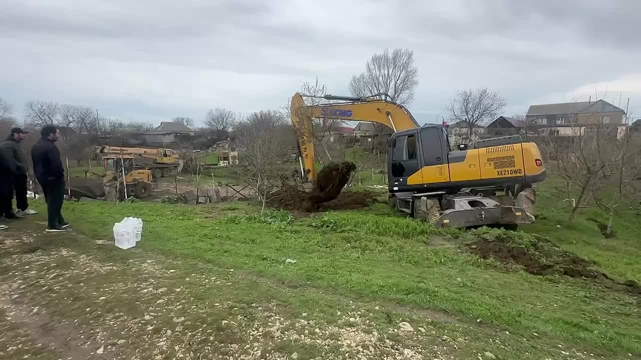 В микрорайоне Бальюрт ведутся активные работы по укреплению берега реки Ярык-Су