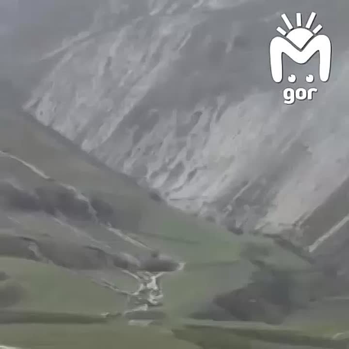 Люди по всему Дагестану массово покидают свои дома из-за мощнейшего наводнения