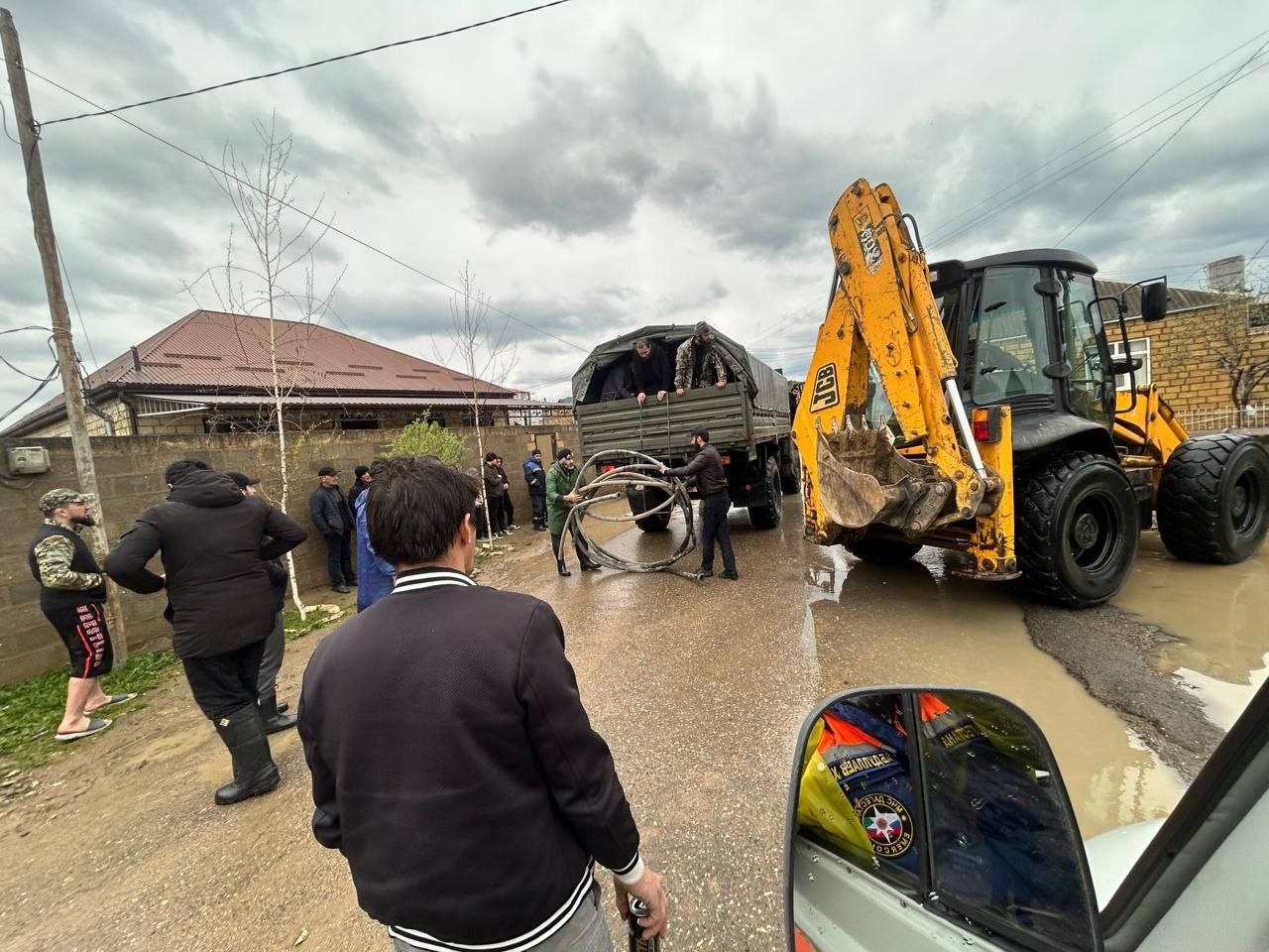 Работы по эвакуации с места затопления и оказанию помощи населению в Дербентском районе продолжаются Работы по эвакуации с места затопления и оказанию помощи населению в Дербентском районе продолжаются