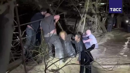 Мужчину и женщину, которых унесло течением реки в Дербентском районе Дагестана, спасли местные жители