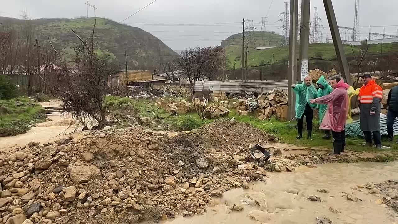 Крупный селевой поток поступает в районе федеральной трассы южнее тоннеля в Дербенте