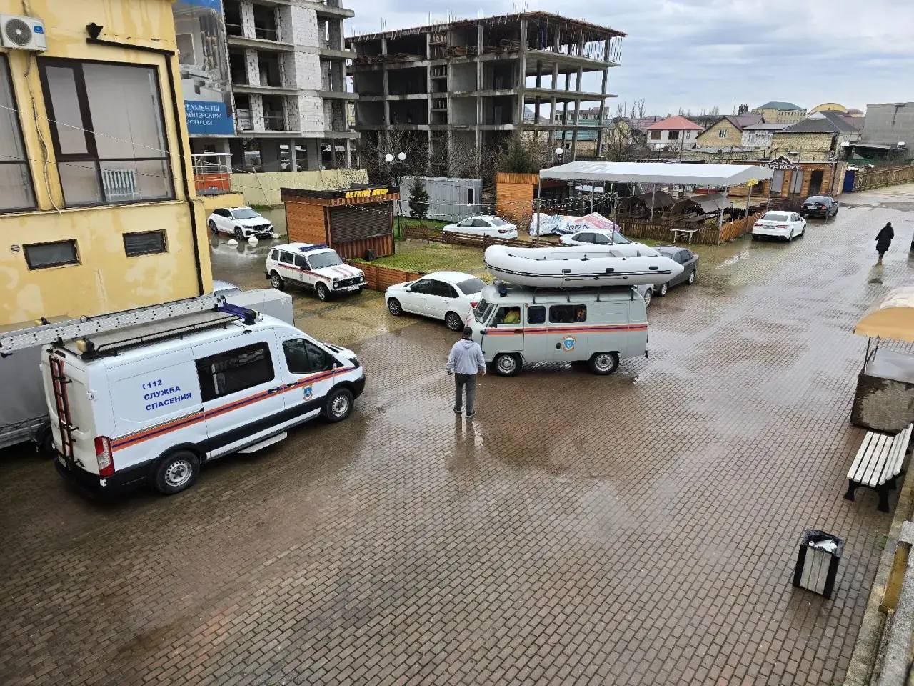 Спасатели дербентского поисково-спасательного подразделения (ПСП) начали операцию по эвакуации жителей из зоны подтопления в районе древней цитадели Нарын-Кала