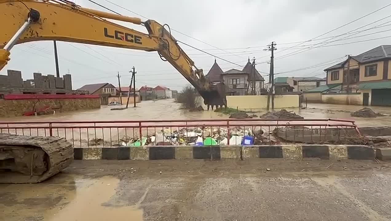 Всю ночь специалисты держали ситуацию под контролем на самых проблемных участках рек