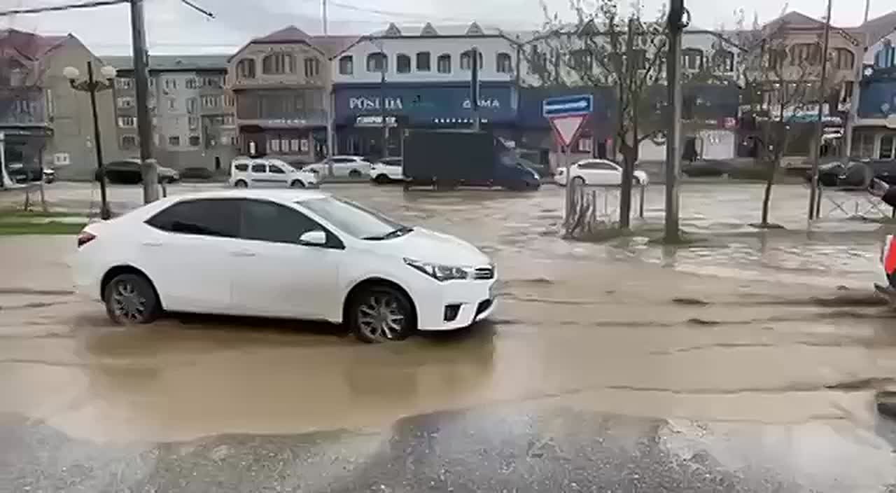 На пр. Акушерского в Махачкале также снизился уровень воды