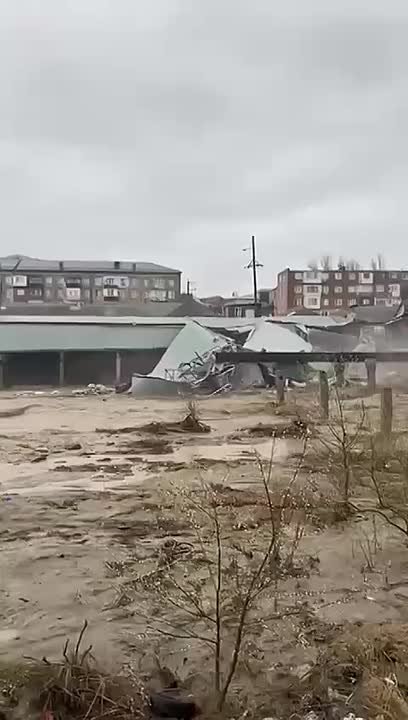 В Хасавюрте вода смыла рынок, расположенный над рекой Ярык-су