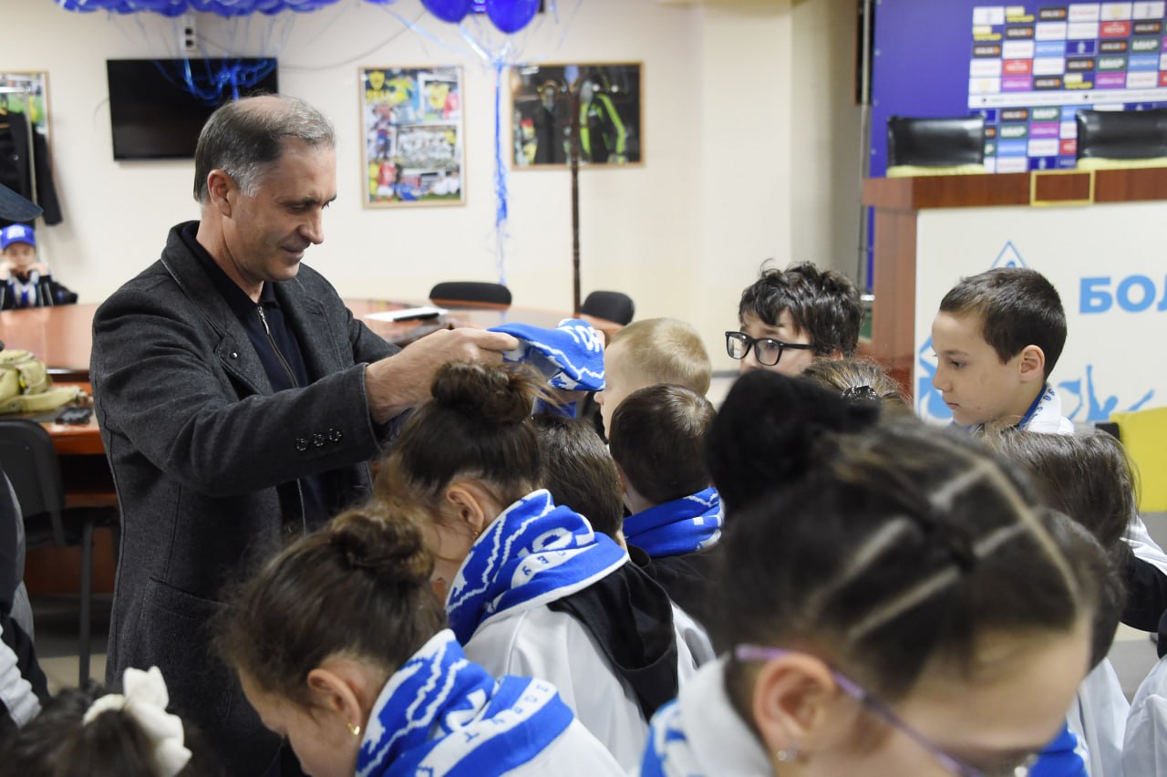 По инициативе Заура Аскендерова дети участников СВО открыли футбольный матч