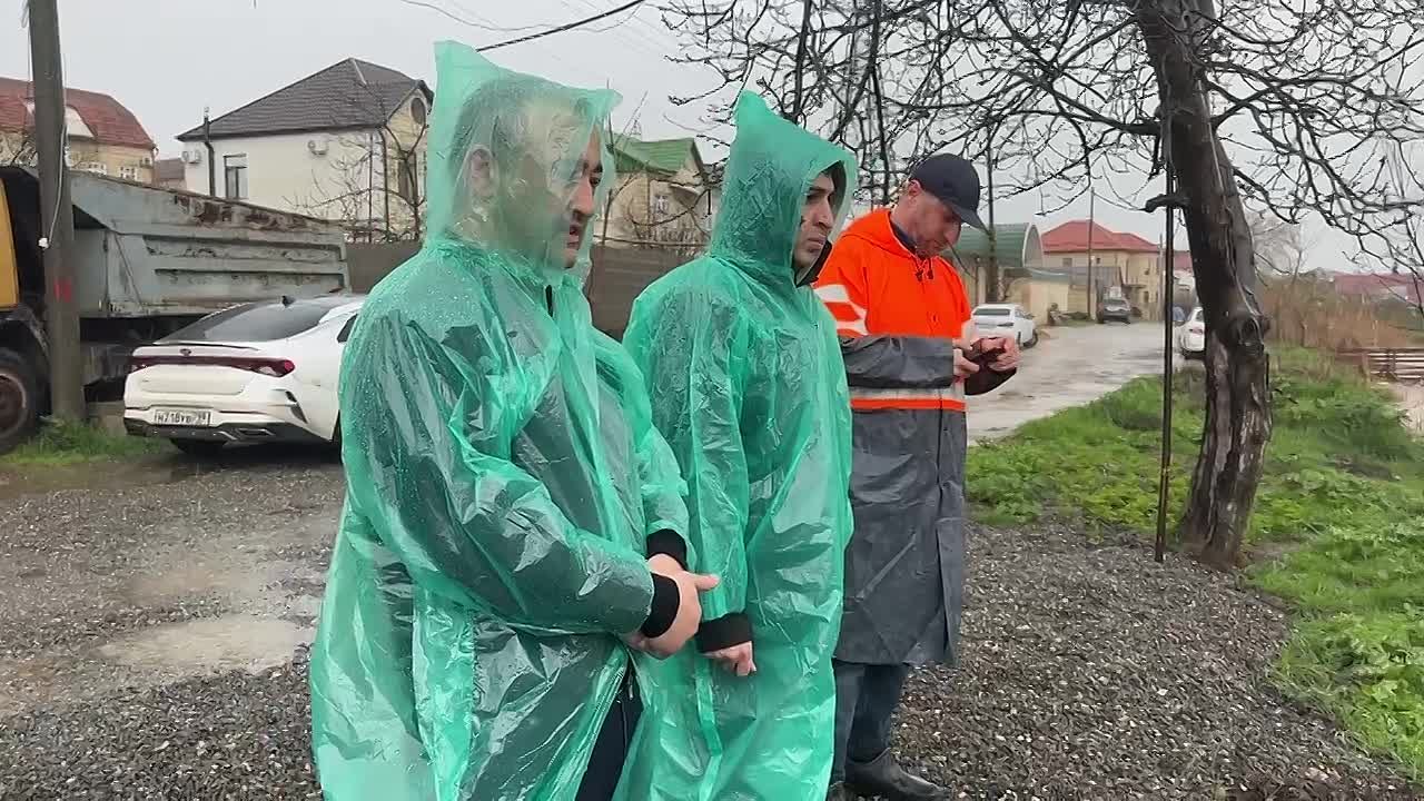 Мэр Дербента Ханлар Пашабеков находится на Самур-Дербентском канале, из-за перелива которого происходит подтопление микрорайона Аваин и нижерасположенных частей города