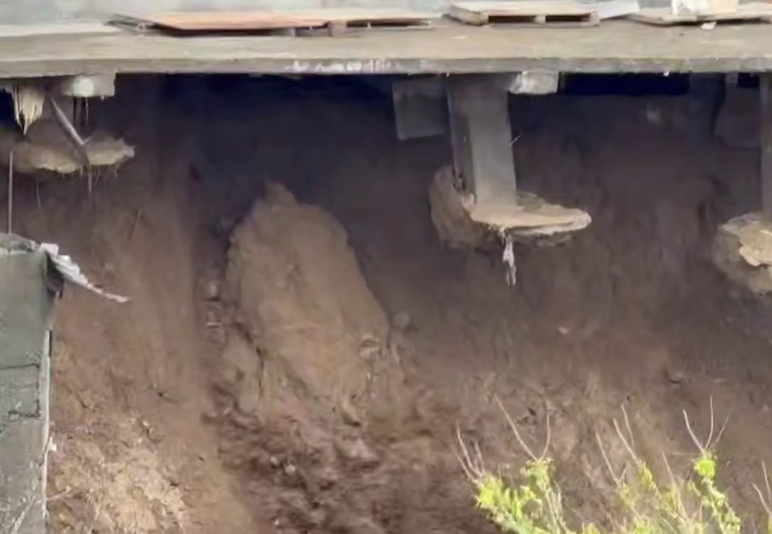 Внутри упавшего в Махачкале дома были люди Внутри упавшего в Махачкале дома были люди