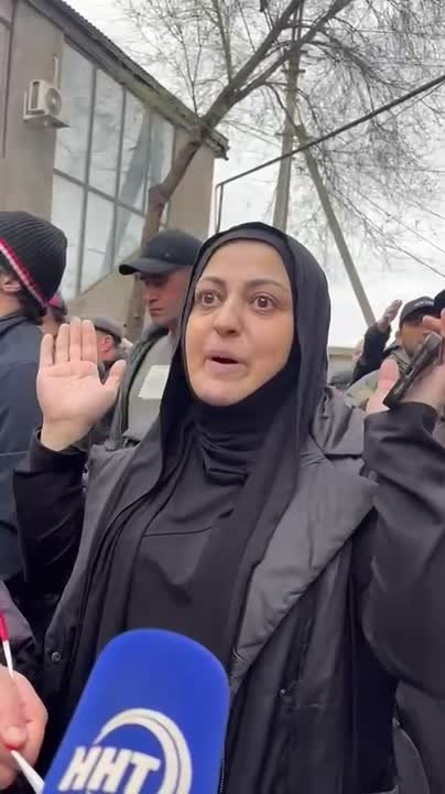 «Нам больше жить негде» — жители многоэтажки на улице Перова в Махачкале оказались на улице после угрозы обрушения дома