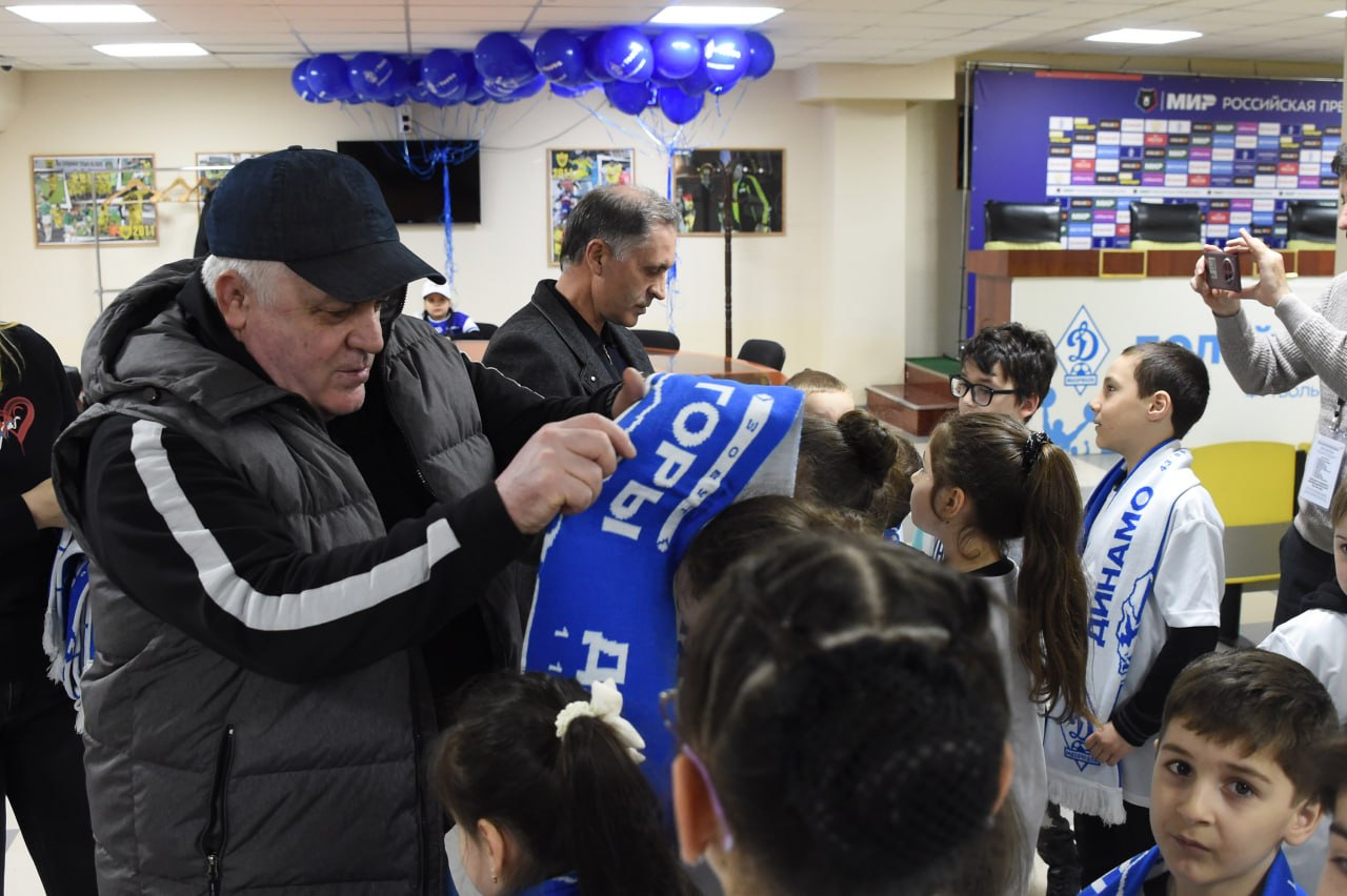 По инициативе Заура Аскендерова дети участников СВО открыли футбольный матч По инициативе Заура Аскендерова дети участников СВО открыли футбольный матч