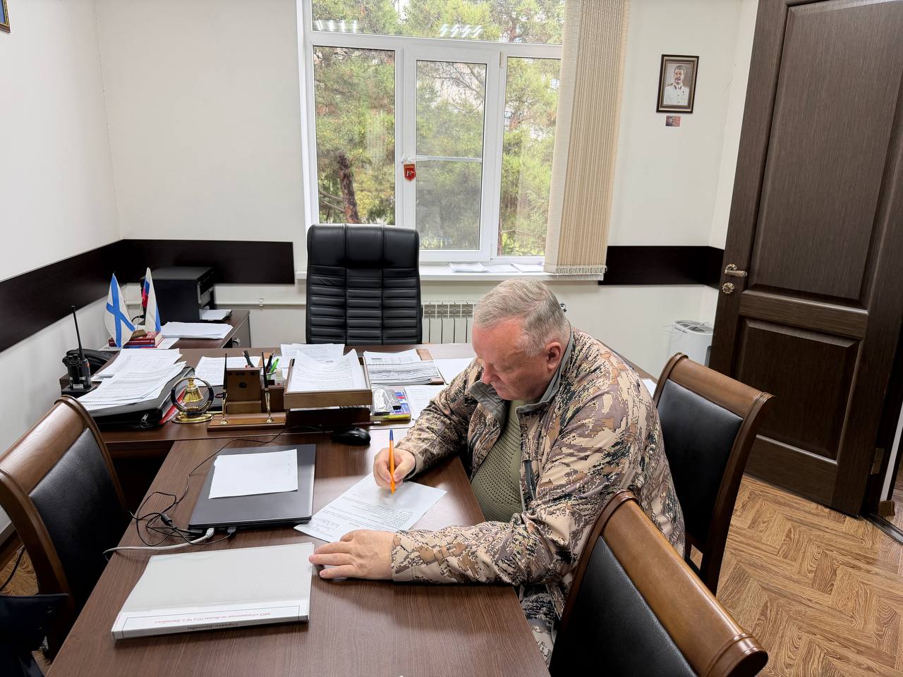 Глава города Каспийска Борис Гонцов принял решение перечислить часть своего заработка в пользу благотворительного фонда "Надежда", оказывающего помощь жителям, пострадавшим от сильных ливней