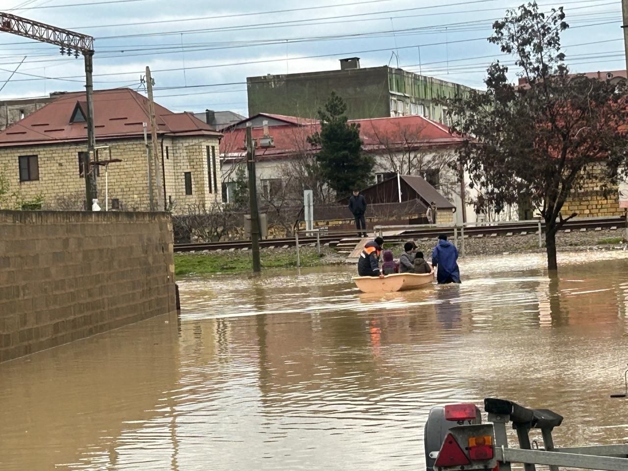 Работы по эвакуации с места затопления и оказанию помощи населению в Дербентском районе продолжаются Работы по эвакуации с места затопления и оказанию помощи населению в Дербентском районе продолжаются
