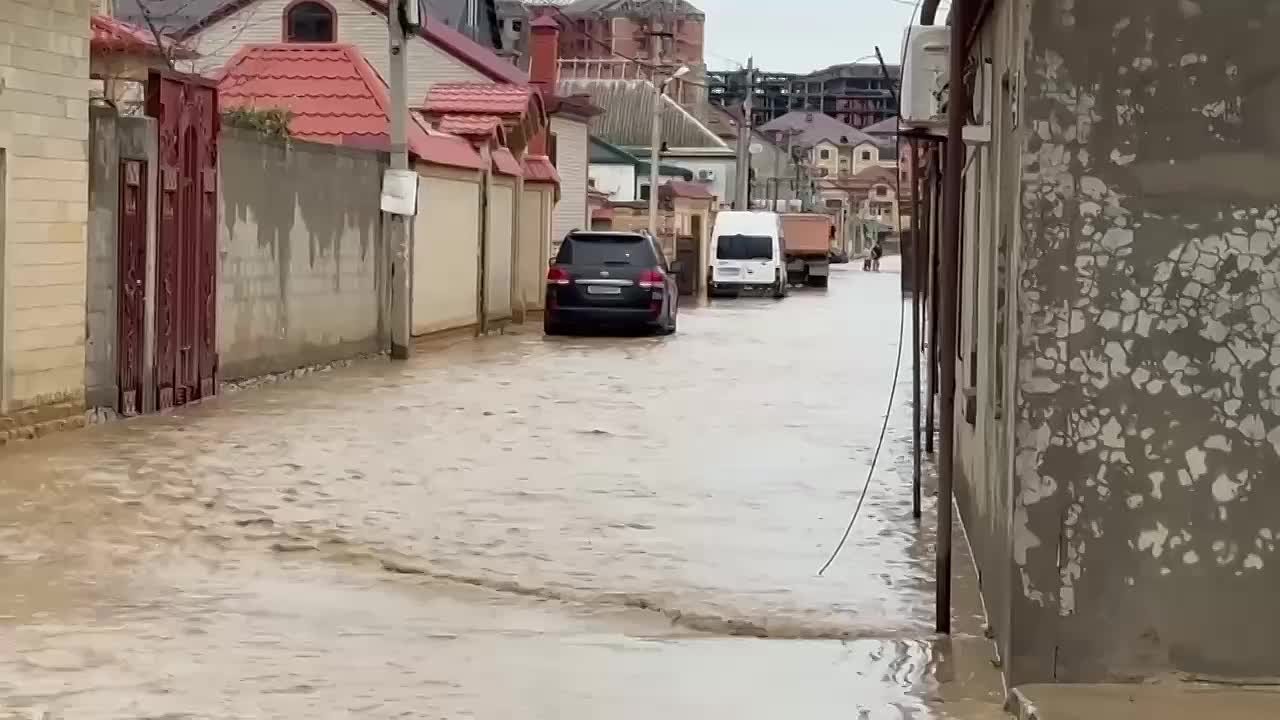 Специалисты ГО и ЧС вместе с волонтёрами оказывают помощь пострадавшим от подтоплений в микрорайоне Пальмира