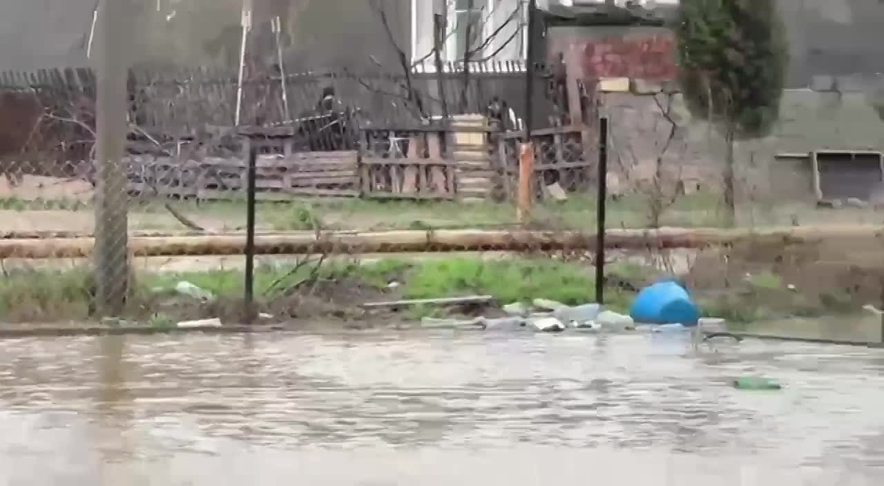 В посёлке Пальмира администраци Махачкалы организовала работы по подсыпке участков перед воротами и въездами.Для предотвращения попадания воды с улиц во дворы жилых домов задействована специальная техника