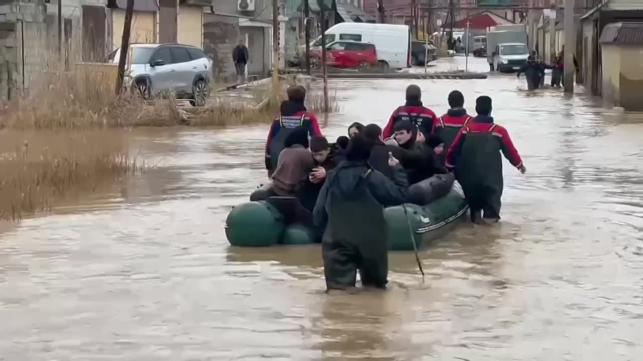 В Махачкале продолжается эвакуация жителей из домов, пострадавших в результате обильных осадков