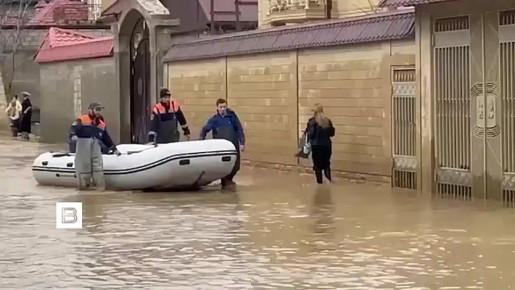 Спасатели эвакуируют жителей Махачкалы, оказавшихся в зоне подтопления