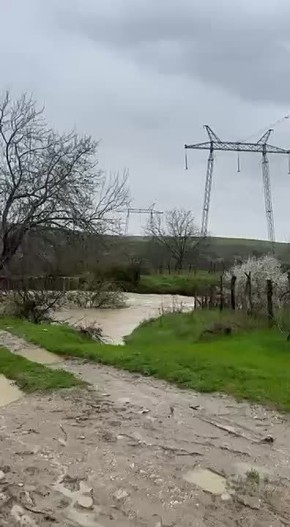 Глава Дербентского района сообщил о том, что из-за перелива реки разрушилось защитное сооружение у Геджухской плотины