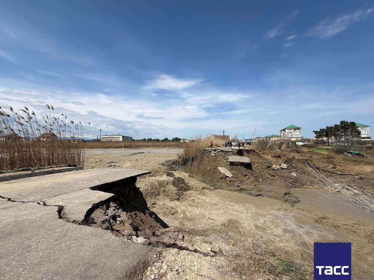 Дорога в поселок Мамедкала (Дербентский район) перекрыта из-за схода селевого потока, сообщает корреспондент ТАСС Дорога в поселок Мамедкала (Дербентский район) перекрыта из-за схода селевого потока, сообщает корреспондент ТАСС