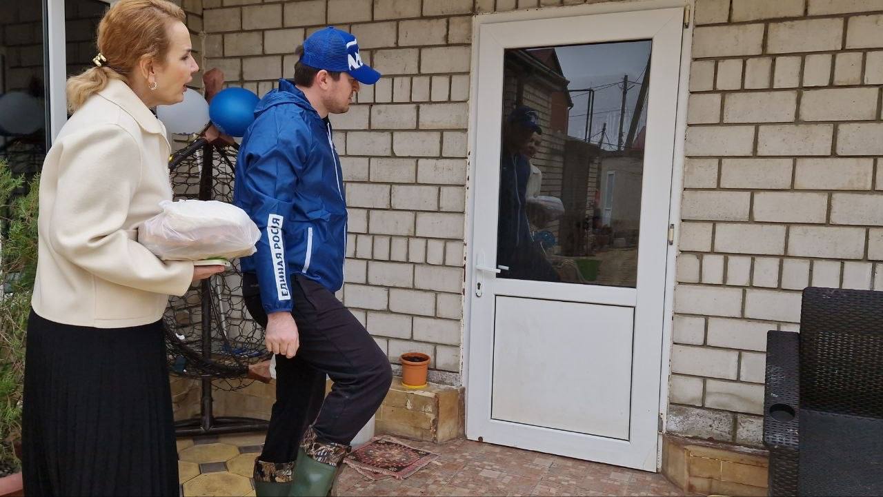 Марина Котенко оказала помощь пострадавшим от стихии в поселке Турали Марина Котенко оказала помощь пострадавшим от стихии в поселке Турали